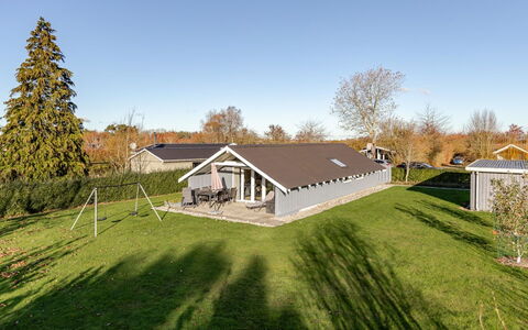 Gerarda - 450M from the Sea: Verblijf, Backyard, Werf, Garden Gebouwen, Schuur, Siding, Buitenmeubels, Blokhut, Outdoor Structuur, Keet