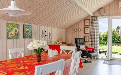 Gerarda - 450M from the Sea: Verblijf, Backyard, Werf, Garden Gebouwen, Schuur, Siding, Buitenmeubels, Blokhut, Outdoor Structuur, Keet