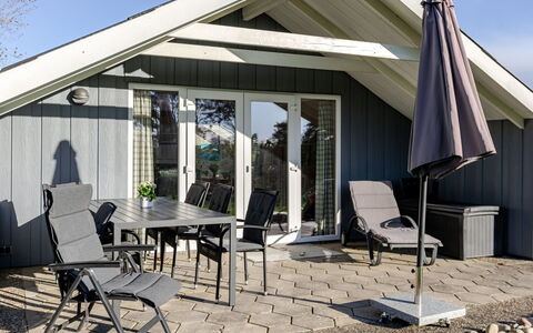 Gerarda - 450M from the Sea: Verblijf, Backyard, Werf, Garden Gebouwen, Schuur, Siding, Buitenmeubels, Blokhut, Outdoor Structuur, Keet