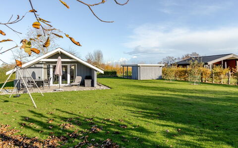 Gerarda - 450M from the Sea: Verblijf, Backyard, Werf, Garden Gebouwen, Schuur, Siding, Buitenmeubels, Blokhut, Outdoor Structuur, Keet