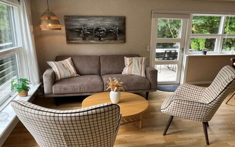 Elaina - 290M from the Sea: Dak, Huis, Deur, Verblijf, Schaduw, Siding, Werf, Landgoed, Backyard