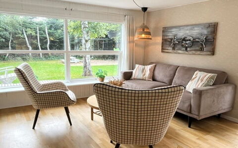 Elaina - 290M from the Sea: Dak, Huis, Deur, Verblijf, Schaduw, Siding, Werf, Landgoed, Backyard