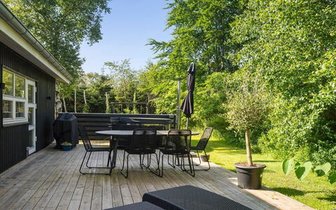 Elaina - 290M from the Sea: Dak, Huis, Deur, Verblijf, Schaduw, Siding, Werf, Landgoed, Backyard