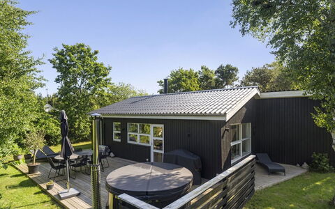 Elaina - 290M from the Sea: Dak, Huis, Deur, Verblijf, Schaduw, Siding, Werf, Landgoed, Backyard