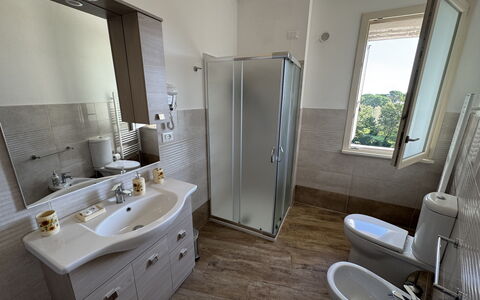 Villa al Glicine: Flooring, Loodgieterswerkinrichting, Verdieping, Interieur Ontwerp, Wastafel, Badkamer, Loodgieter, Kamer, Kraan, Wastafel In De Badkamer
