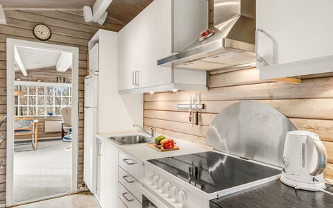 Leandra - 11Km from the Sea: Hout, Keuken, Countertop, Interieur Ontwerp, Flooring, Major Appliance, Toestel Van De Keuken, Huis, Plafond, Meubilair
