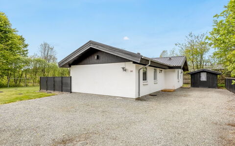 Gildo - 30Km from the Sea: Verblijf, Backyard, Werf, Garden Gebouwen, Schuur, Siding, Buitenmeubels, Blokhut, Outdoor Structuur, Keet