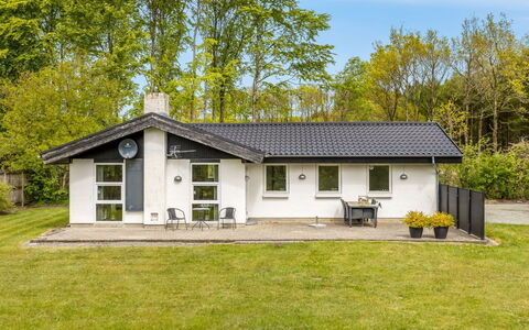 Gildo - 30Km from the Sea: Verblijf, Backyard, Werf, Garden Gebouwen, Schuur, Siding, Buitenmeubels, Blokhut, Outdoor Structuur, Keet