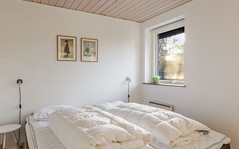 Gildo - 30Km from the Sea: Bed, Slaapkamer, Muur, Laken, Bedding, Hout, Plafond, Interieur Ontwerp, Meubilair, Verdieping
