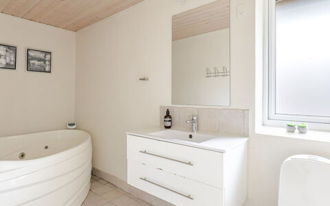 Gildo - 30Km from the Sea: Flooring, Loodgieterswerkinrichting, Verdieping, Interieur Ontwerp, Badkamer, Muur, Hout, Plafond, Wastafel In De Badkamer, Wastafel