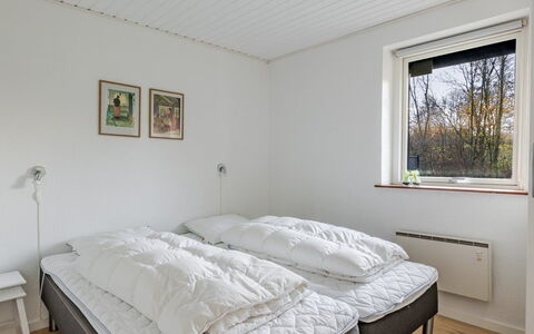 Gildo - 30Km from the Sea: Slaapkamer, Bed, Hout, Laken, Bedding, Interieur Ontwerp, Verdieping, Bed Frame, Plafond, Huis
