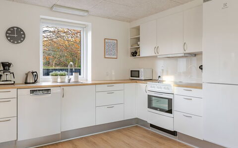 Gildo - 30Km from the Sea: Flooring, Interieur Ontwerp, Countertop, Keuken, Toestel Van De Keuken, Hout, Cabinetry, Verdieping, Plafond, Major Appliance