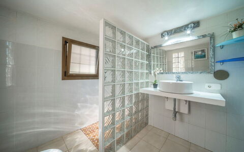 Sa Torreta: Muur, Interieur Ontwerp, Flooring, Plafond, Verdieping, Loodgieterswerkinrichting, Kamer, Lichte Inrichting, Badkamer, Appartement
