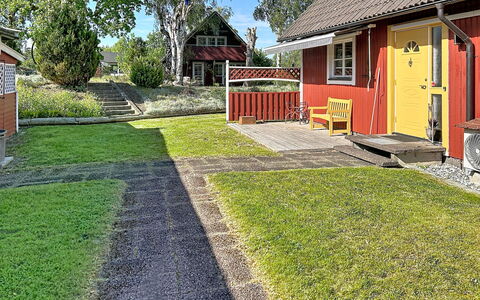 Orrefors: Gras, Huis, Woongebied, Huis, Verblijf, Tuin, Gazon, Dak, Land Lot, Groundcover