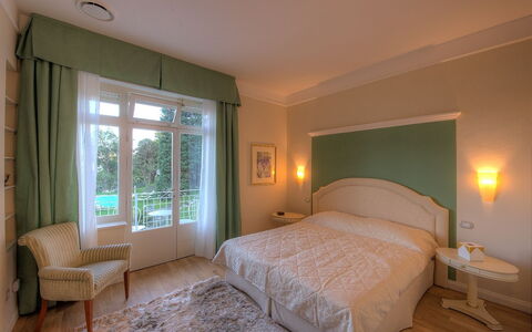 Alina Villa: Meubilair, Interieur Ontwerp, Plafond, Verdieping, Flooring, Slaapkamer, Bed, Laken, Linens, Kamer