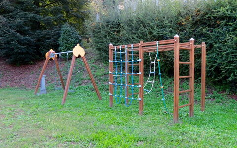 Alina Villa: Speeltoestel, Openbare Ruimte, Speelplaats, Recreatie, Menselijke Nederzetting, Tuin, Park, Spelen, Schommel
