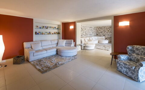 Alina Villa: Meubilair, Interieur Ontwerp, Flooring, Verdieping, Muur, Plafond, Kamer, Bankstel, Hout, Woonkamer
