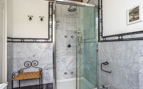 Gallietta: Loodgieterswerkinrichting, Badkamer, Interieur Ontwerp, Flooring, Loodgieter, Verdieping, Douche, Verlichting, Tegel, Kraan