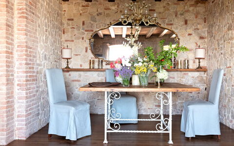 Asolina Villa: Meubilair, Interieur Ontwerp, Tafel, Hout, Stoel, Eetkamer, Verlichting, Keuken En Eettafel, Kamer, Kroonluchter