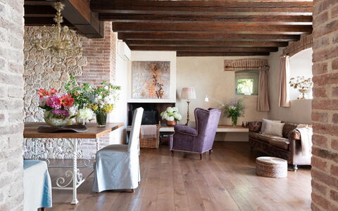 Asolina Villa: Meubilair, Muur, Interieur Ontwerp, Flooring, Hout, Verdieping, Tafel, Huis, Houten Vloer, Woonkamer