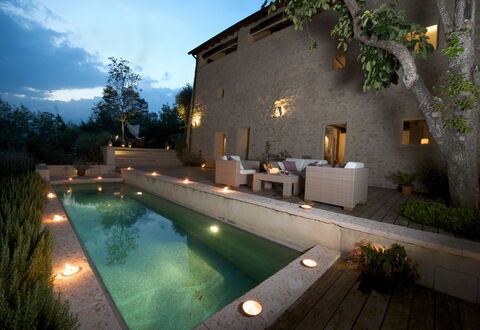Asolina Villa: Muur, Zwembad, Architectuur, Buitenmeubels, Samengesteld Materiaal, Huis, Bloempot, Landgoed, Waterpartij, Binnenplaats