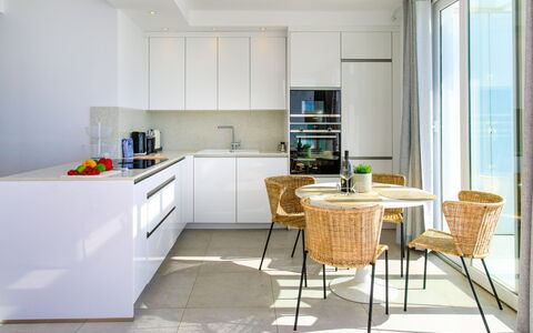 Nerja View Free Sauna and Spa: Meubilair, Interieur Ontwerp, Flooring, Verdieping, Keuken, Countertop, Cabinetry, Hout, Stoel, Plafond