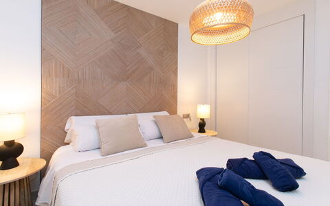 Nerja View with Infitinity Pool: Bed, Meubilair, Interieur Ontwerp, Slaapkamer, Bedding, Muur, Laken, Verdieping, Hout, Linens
