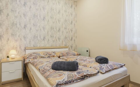 Wild Grape: Bed, Slaapkamer, Interieur Ontwerp, Meubilair, Laken, Bedding, Hout, Flooring, Verdieping, Linens