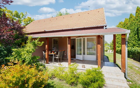 Wild Grape: Hout, Huis, Dak, Struik, Huis, Verblijf, Deur, Veranda, Tuin