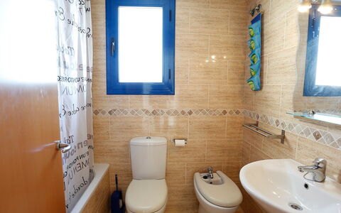 Minini: Badkamer, Eigendom, Kamer, Toilet, Muur, Loodgieterswerkinrichting, Interieur Ontwerp, Verdieping, Architectuur, Tegel