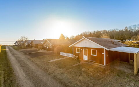 Pavo - 200M from the Sea: Verblijf, Backyard, Werf, Garden Gebouwen, Schuur, Siding, Buitenmeubels, Blokhut, Outdoor Structuur, Keet