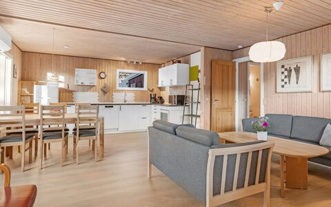 Pavo - 200M from the Sea: Verblijf, Backyard, Werf, Garden Gebouwen, Schuur, Siding, Buitenmeubels, Blokhut, Outdoor Structuur, Keet