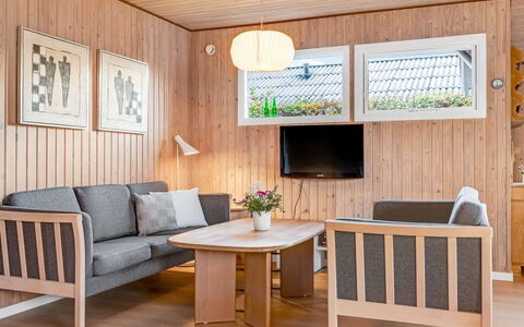 Pavo - 200M from the Sea: Verblijf, Backyard, Werf, Garden Gebouwen, Schuur, Siding, Buitenmeubels, Blokhut, Outdoor Structuur, Keet