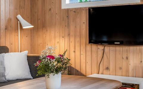 Pavo - 200M from the Sea: Verblijf, Backyard, Werf, Garden Gebouwen, Schuur, Siding, Buitenmeubels, Blokhut, Outdoor Structuur, Keet
