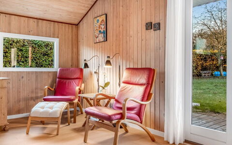 Pavo - 200M from the Sea: Verblijf, Backyard, Werf, Garden Gebouwen, Schuur, Siding, Buitenmeubels, Blokhut, Outdoor Structuur, Keet