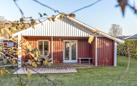 Pavo - 200M from the Sea: Verblijf, Backyard, Werf, Garden Gebouwen, Schuur, Siding, Buitenmeubels, Blokhut, Outdoor Structuur, Keet