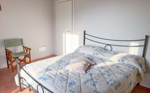 Alma Montis - Frabosa Sottana: Bed, Bedding, Meubilair, Slaapkamer, Laken, Interieur Ontwerp, Verdieping, Flooring, Linens, Hout