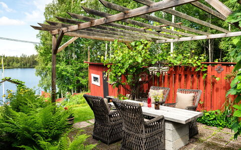 Viksjö Utsikten: Tuin, Schaduw, Backyard, Buitenmeubels, Buitentafel, Eco Hotel, Outdoor Structuur, Werf, Stoel