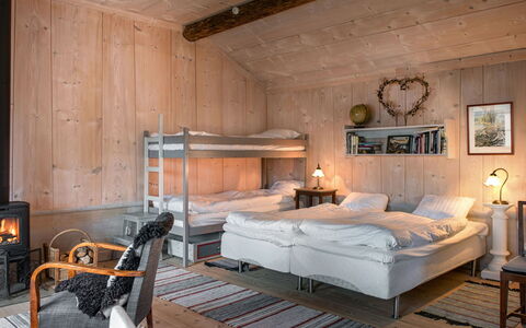 Viksjö Utsikten: Meubilair, Hout, Slaapkamer, Interieur Ontwerp, Bed, Plafond, Kamer, Huis, Bedding, Laken