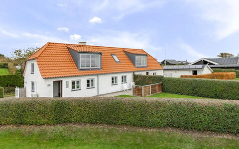 Arvi - 100M from the Sea: Hout, Dak, Huis, Huis, Architectuur, Siding, Land Lot, Verblijf, Schuur, Garden Gebouwen