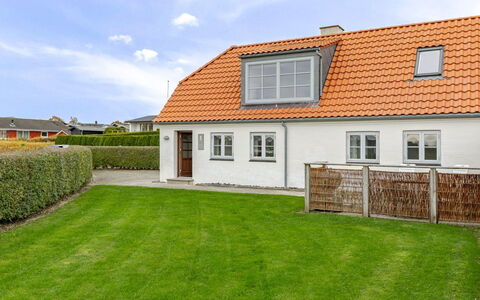 Arvi - 100M from the Sea: Hout, Dak, Huis, Huis, Architectuur, Siding, Land Lot, Verblijf, Schuur, Garden Gebouwen