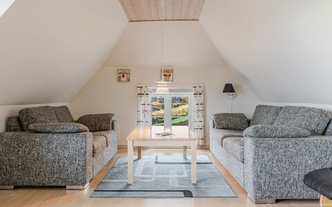 Arvi - 100M from the Sea: Hout, Dak, Huis, Huis, Architectuur, Siding, Land Lot, Verblijf, Schuur, Garden Gebouwen
