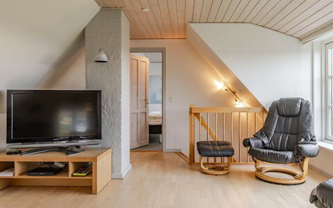 Arvi - 100M from the Sea: Hout, Dak, Huis, Huis, Architectuur, Siding, Land Lot, Verblijf, Schuur, Garden Gebouwen
