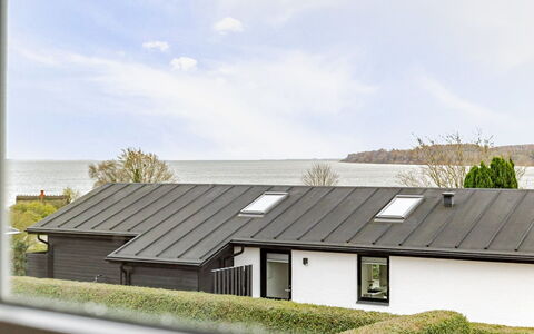 Arvi - 100M from the Sea: Hout, Dak, Huis, Huis, Architectuur, Siding, Land Lot, Verblijf, Schuur, Garden Gebouwen