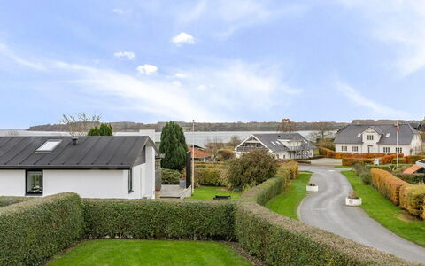 Arvi - 100M from the Sea: Hout, Dak, Huis, Huis, Architectuur, Siding, Land Lot, Verblijf, Schuur, Garden Gebouwen