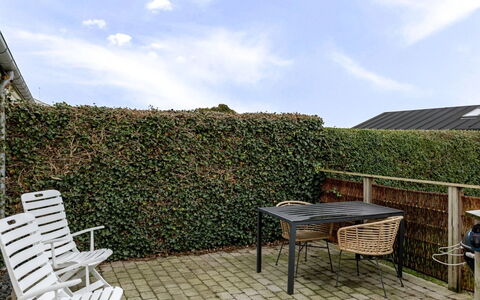 Arvi - 100M from the Sea: Hout, Dak, Huis, Huis, Architectuur, Siding, Land Lot, Verblijf, Schuur, Garden Gebouwen