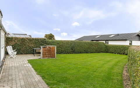 Arvi - 100M from the Sea: Hout, Dak, Huis, Huis, Architectuur, Siding, Land Lot, Verblijf, Schuur, Garden Gebouwen