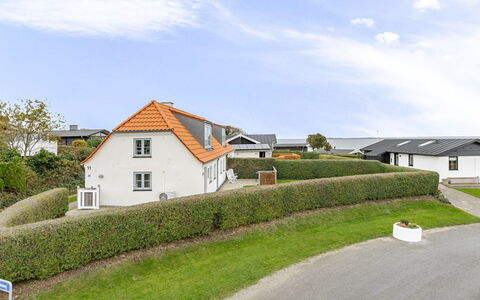 Arvi - 100M from the Sea: Hout, Dak, Huis, Huis, Architectuur, Siding, Land Lot, Verblijf, Schuur, Garden Gebouwen