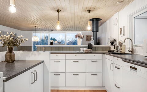 Felicia - from the Sea: Keuken, Countertop, Interieur Ontwerp, Hout, Plafond, Cabinetry, Lichte Inrichting, Flooring, Toestel Van De Keuken, Huis