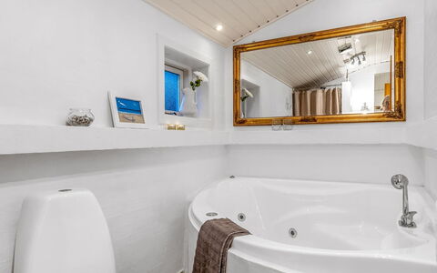 Felicia - from the Sea: Loodgieterswerkinrichting, Badkamer, Interieur Ontwerp, Flooring, Plafond, Bad, Verdieping, Loodgieter, Kraan, Kamer